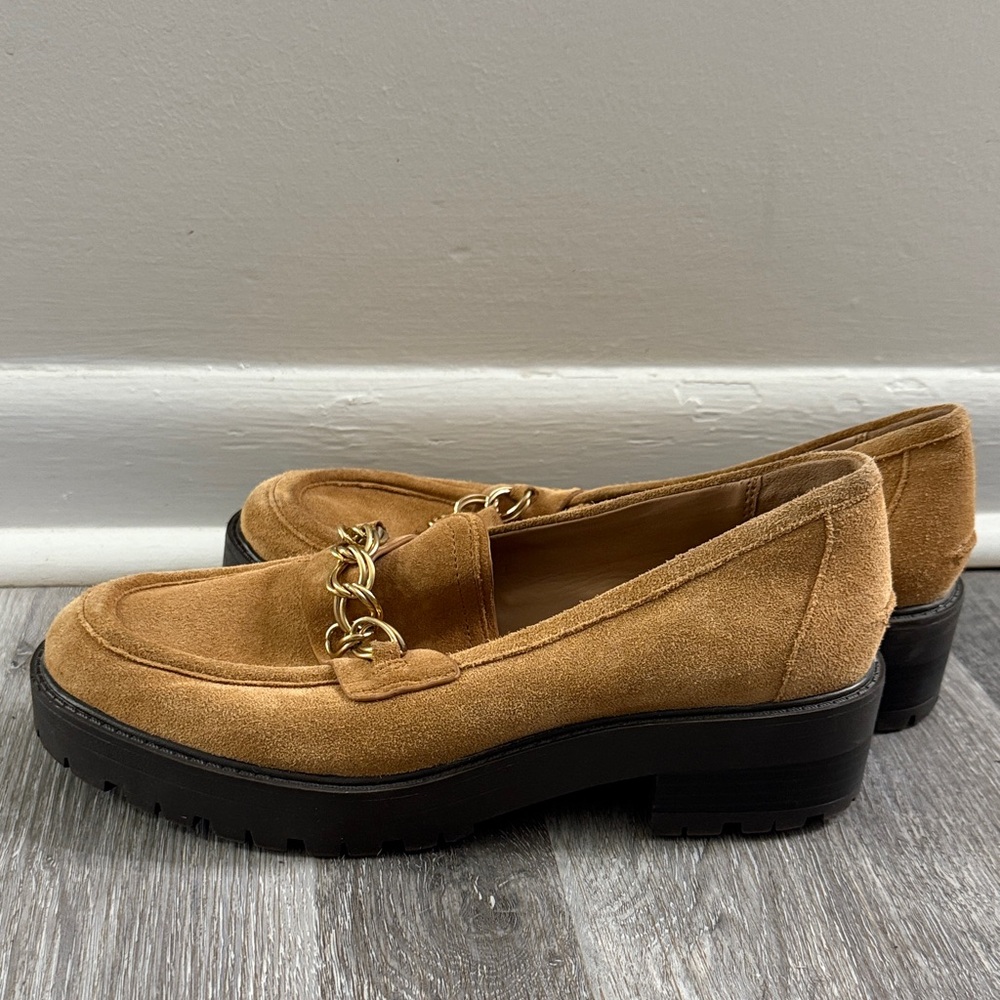 Sam Edelman Taelor lug sole loafers in camel suede with a gold-tone chain - Picture 5 of 6